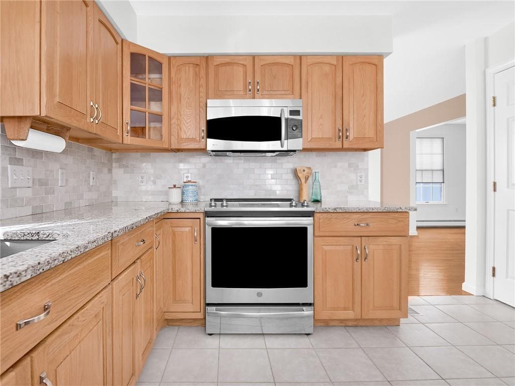 Single Family Residence at 87 Bakewell Court, Cranston, photo 18 of 46