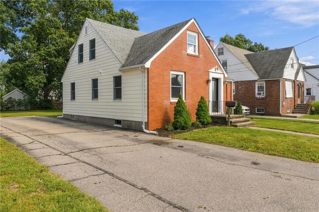 Single Family Residence at 386 Norwood Avenue, Warwick, photo 4 of 42