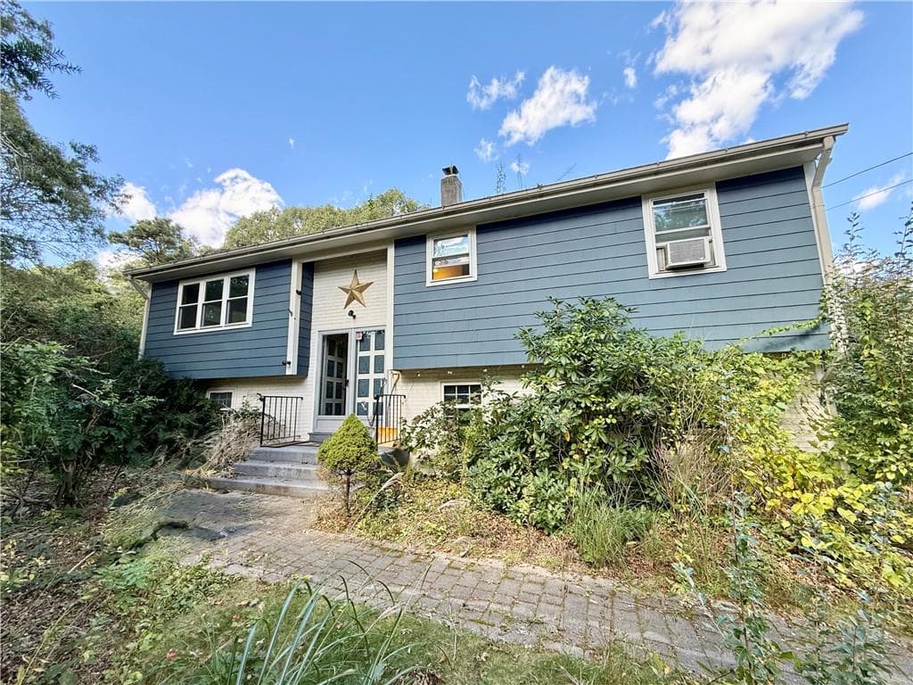 Single Family Residence at 252 Juniper Road, South Kingstown, photo 2 of 26