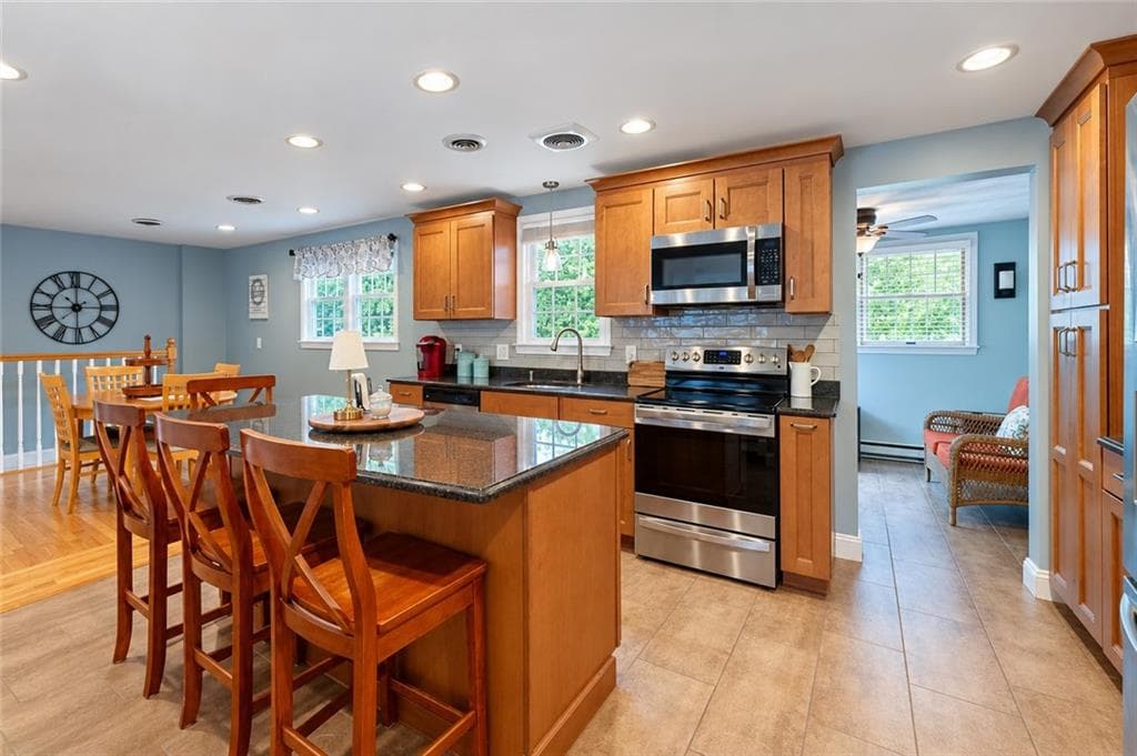 Single Family Residence at 93 Oakland Avenue, Seekonk, photo 6 of 35
