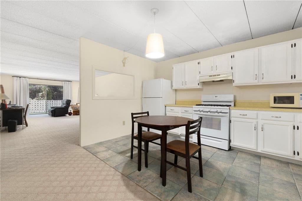 Condominium at 143 Hoffman Avenue UNIT 205, Cranston, photo 7 of 28