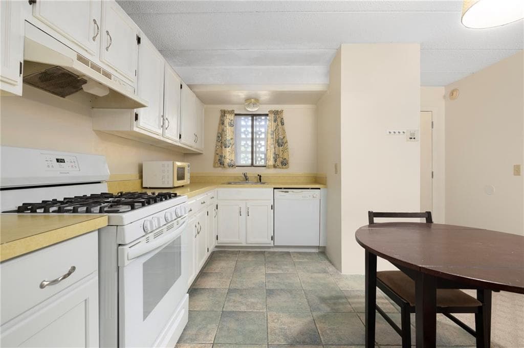 Condominium at 143 Hoffman Avenue UNIT 205, Cranston, photo 8 of 28
