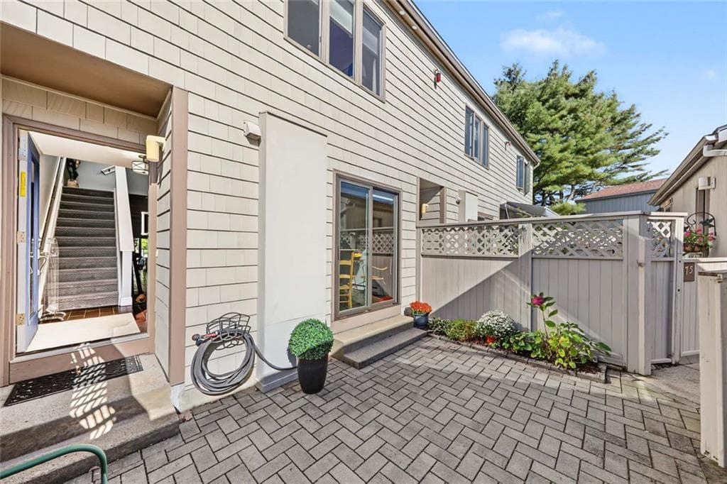 Condominium at 74 Sea Breeze Lane, Bristol, photo 27 of 41