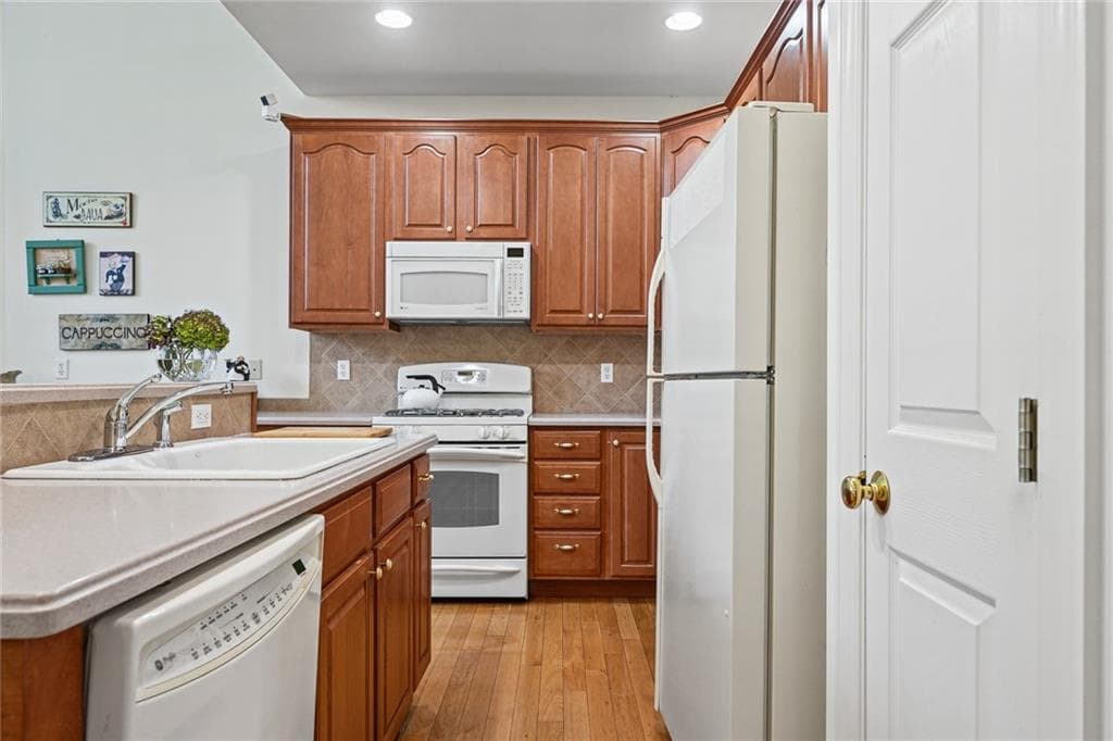 Condominium at 16 Starling Way, West Warwick, photo 16 of 42