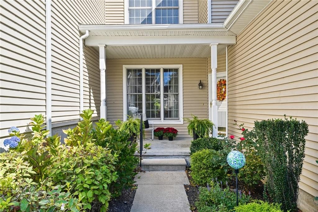 Condominium at 16 Starling Way, West Warwick, photo 3 of 42