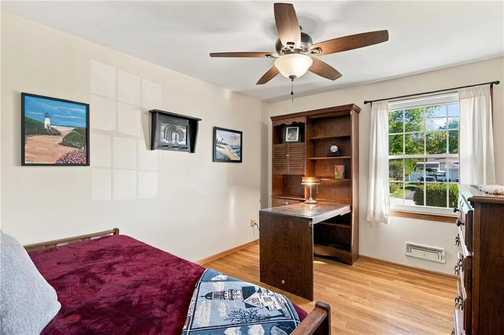 Single Family Residence at 100 Sleepy Hollow Drive, Cumberland, photo 16 of 26