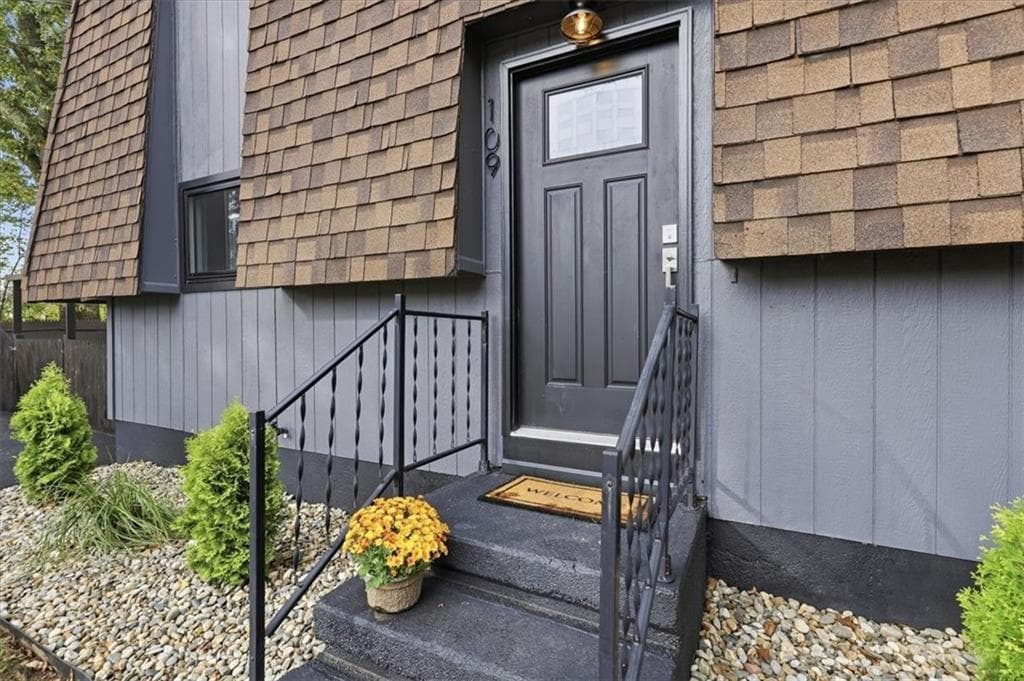 Single Family Residence at 109 Olive Street, Woonsocket, photo 5 of 41