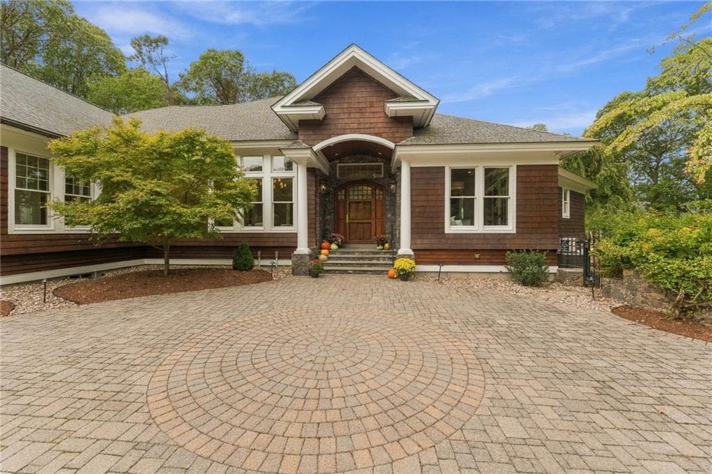 Single Family Residence at 46 Pojac Point Road, North Kingstown, photo 6 of 50