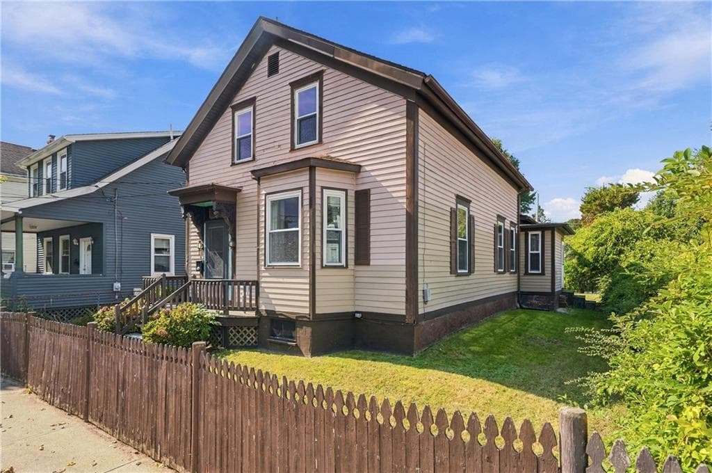 Single Family Residence at 174 Lowell Avenue, Providence, photo 3 of 31