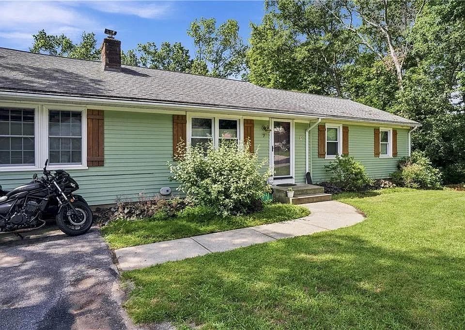Single Family Residence at 7 Byrd Avenue, Johnston, photo 4 of 20