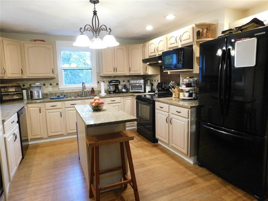 Single Family Residence at 36 WHITE OAK Drive, Richmond, photo 6 of 47