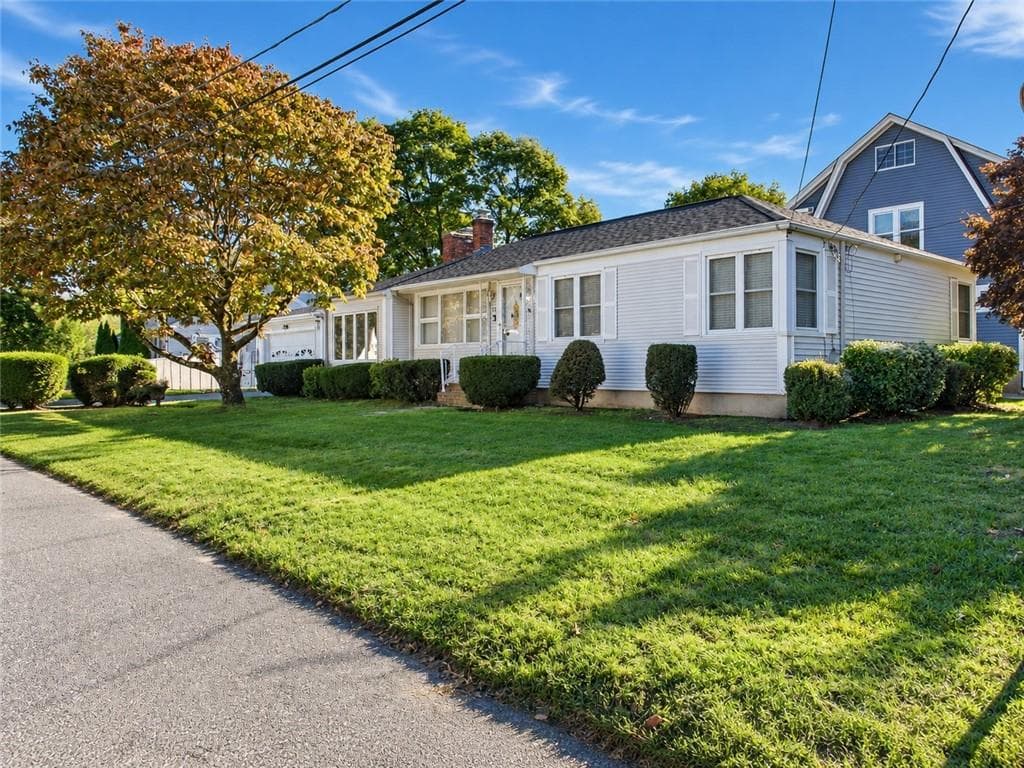 Single Family Residence at 11 Hemlock Drive, Johnston, photo 2 of 24