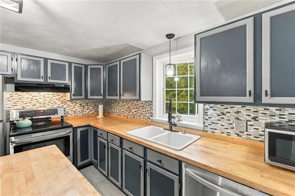 Single Family Residence at 392 Hillsdale Road, Richmond, photo 8 of 33