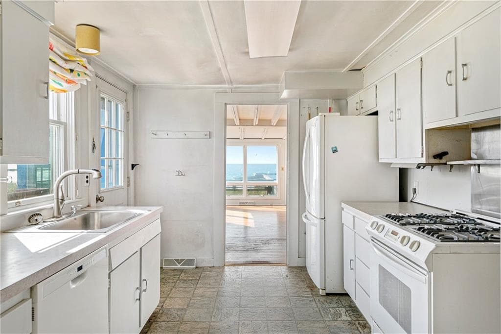 Single Family Residence at 1127 Succotash Road, Narragansett, photo 18 of 38