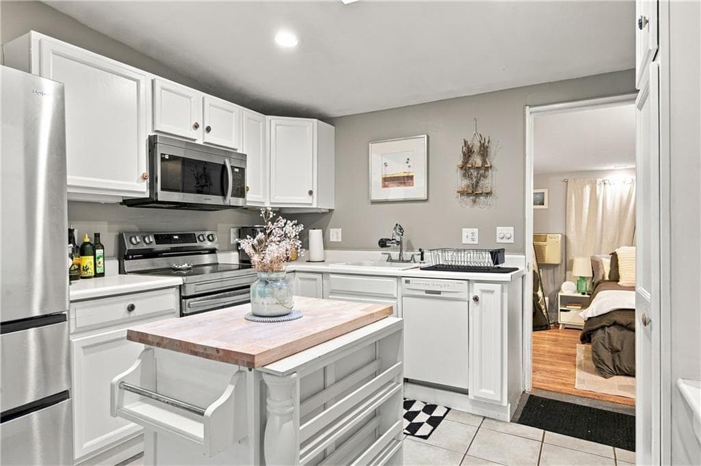 Single Family Residence at 7 White Pine Drive, Cumberland, photo 7 of 24