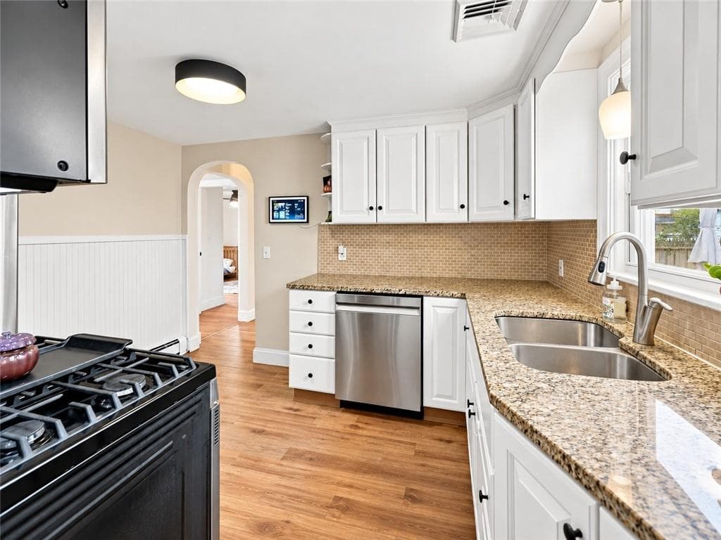 Single Family Residence at 329 Maple Street, Warwick, photo 9 of 32