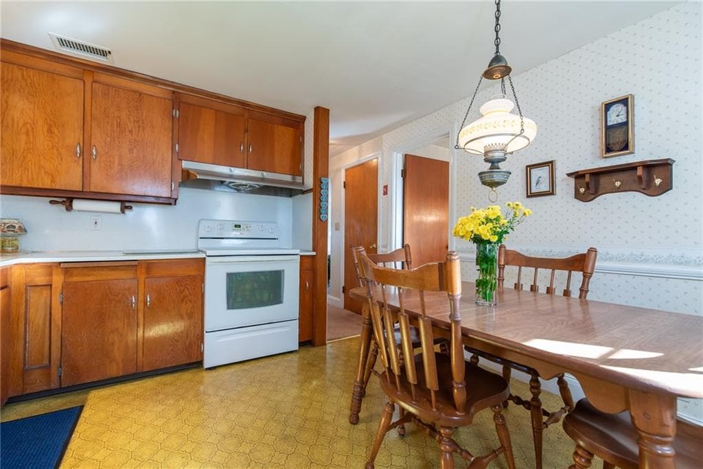 Single Family Residence at 23 Scotland Road, Cranston, photo 6 of 34