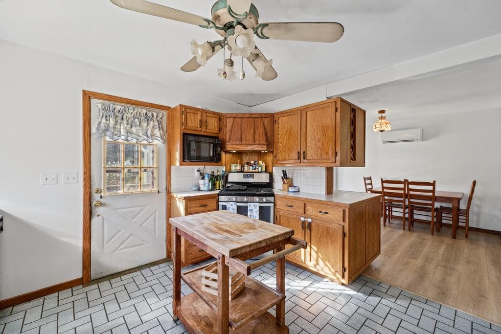Single Family Residence at 1031 1023 Old Stafford Road, Tiverton, photo 8 of 27
