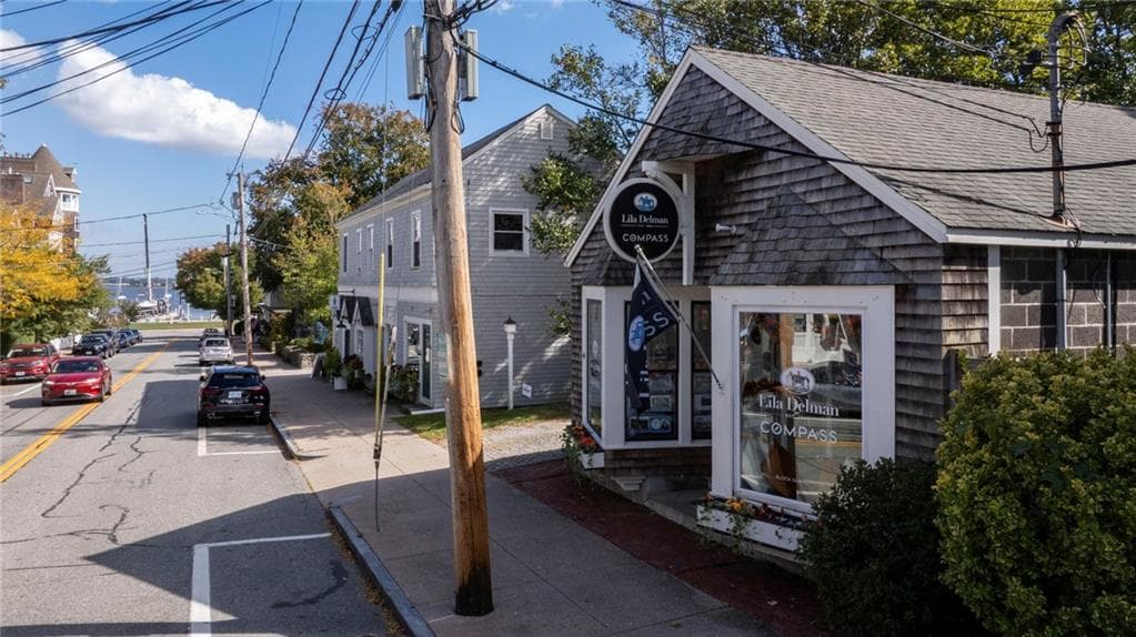 19 Narragansett Avenue