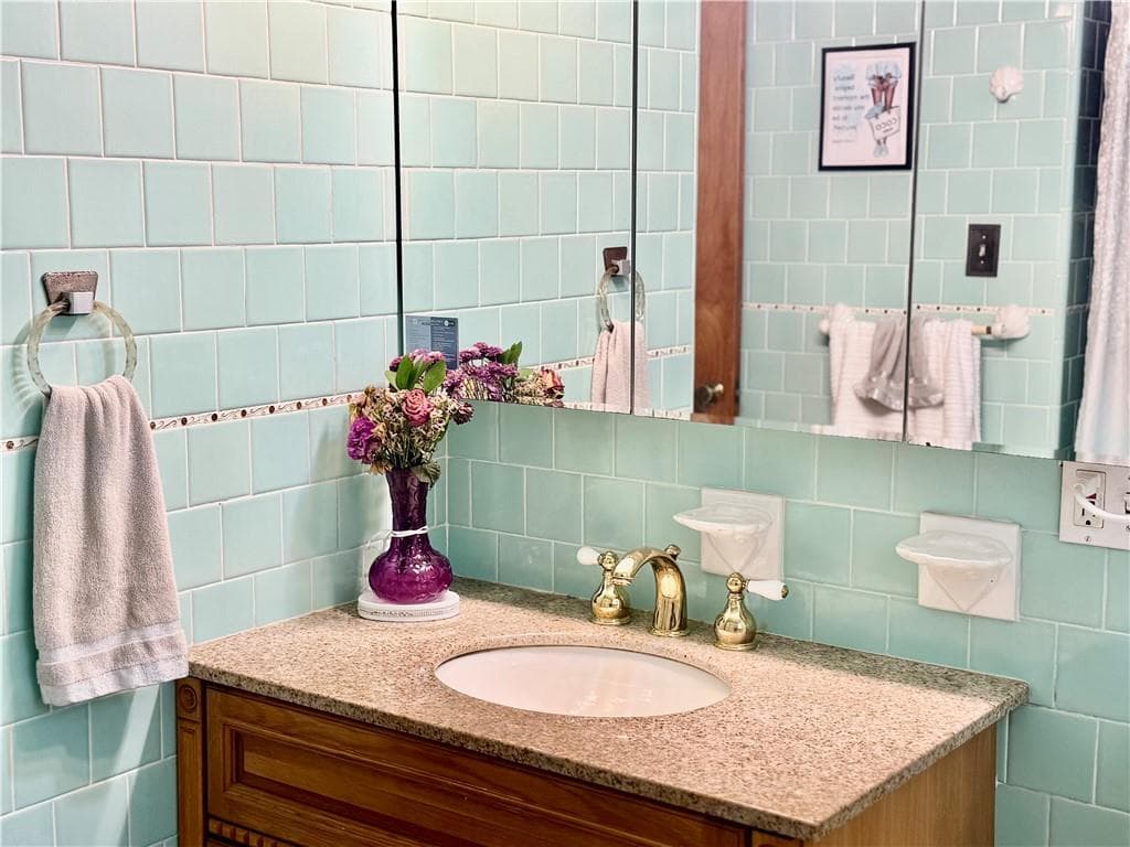 Single Family Residence at 52 Grinnell Avenue, Tiverton, photo 13 of 36
