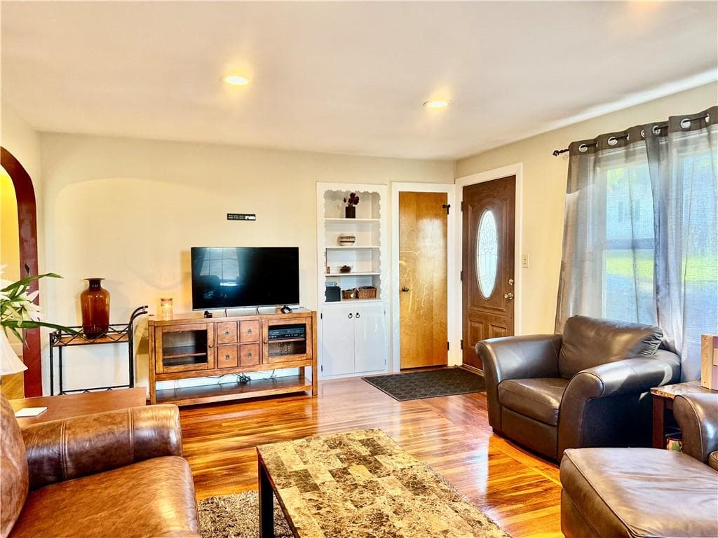 Single Family Residence at 52 Grinnell Avenue, Tiverton, photo 8 of 36