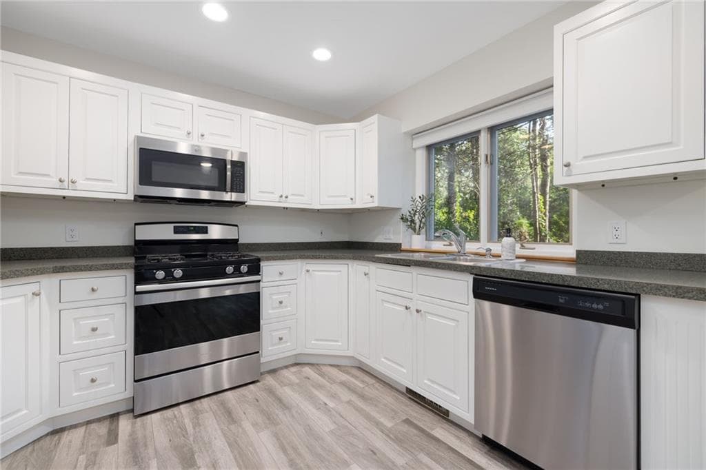 Condominium at 203 Dean Ridge Court, Cranston, photo 14 of 36