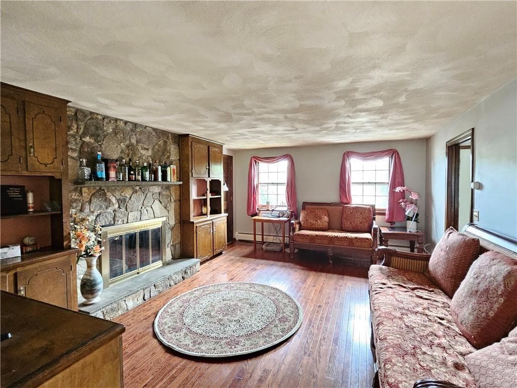 Single Family Residence at 3 Kirker Drive, East Greenwich, photo 10 of 48