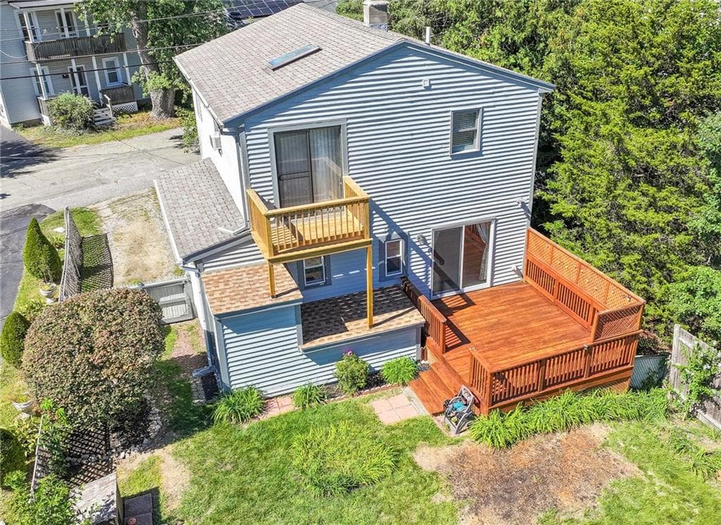 Single Family Residence at 31 Stockholm Street, Bellingham, photo 2 of 33