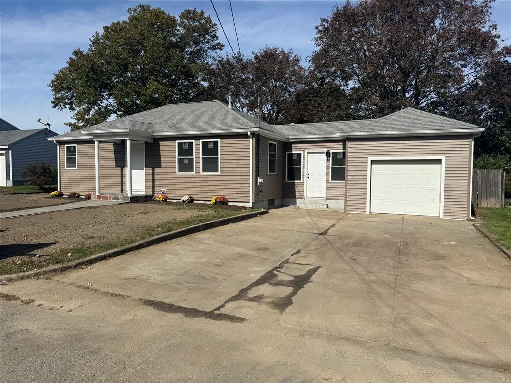 Single Family Residence at 112 Durfee Road, Tiverton, photo 3 of 24