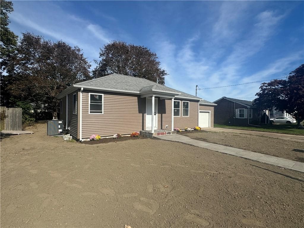 Single Family Residence at 112 Durfee Road, Tiverton, photo 4 of 24