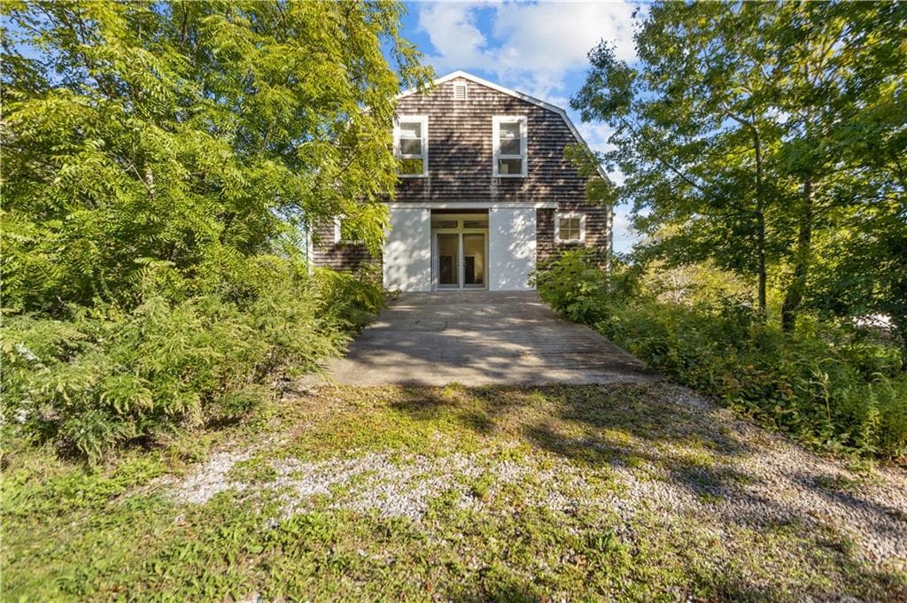 Single Family Residence at 184 Glen Road, Portsmouth, photo 10 of 37