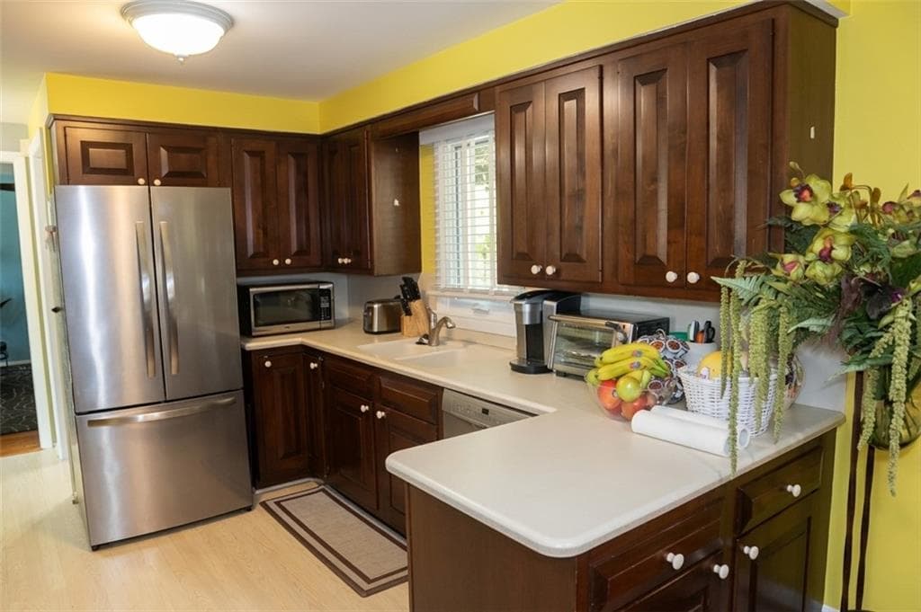 Single Family Residence at 42 Tanglewood Drive, East Providence, photo 6 of 30