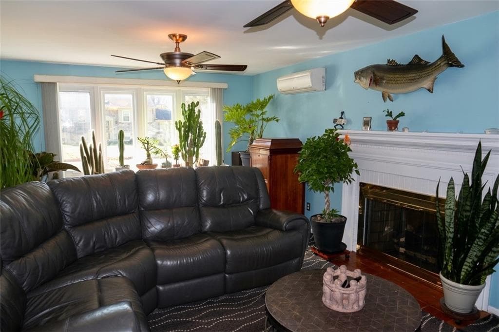 Single Family Residence at 42 Tanglewood Drive, East Providence, photo 10 of 30