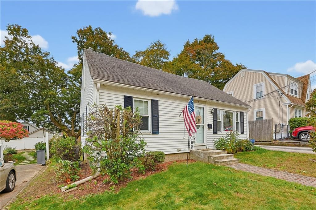 Single Family Residence at 5 Edwards Road, Johnston, photo 2 of 37