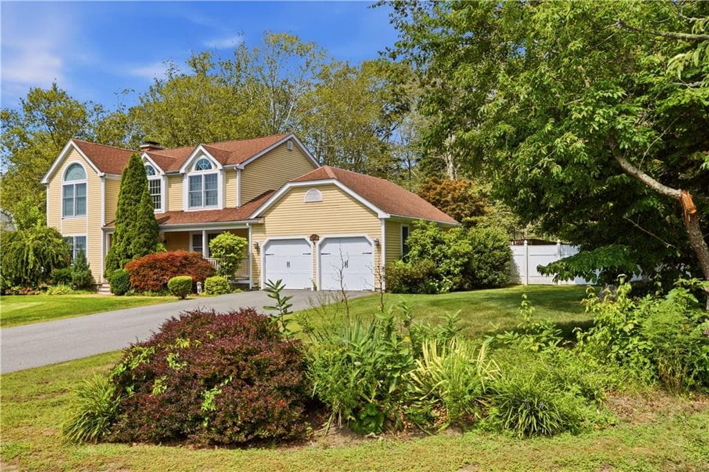 Single Family Residence at 69 Carriage Drive, Portsmouth, photo 2 of 50
