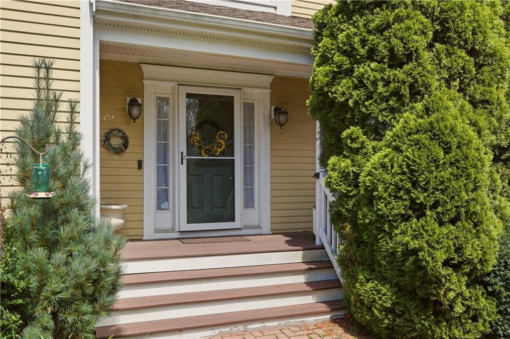 Single Family Residence at 69 Carriage Drive, Portsmouth, photo 3 of 50