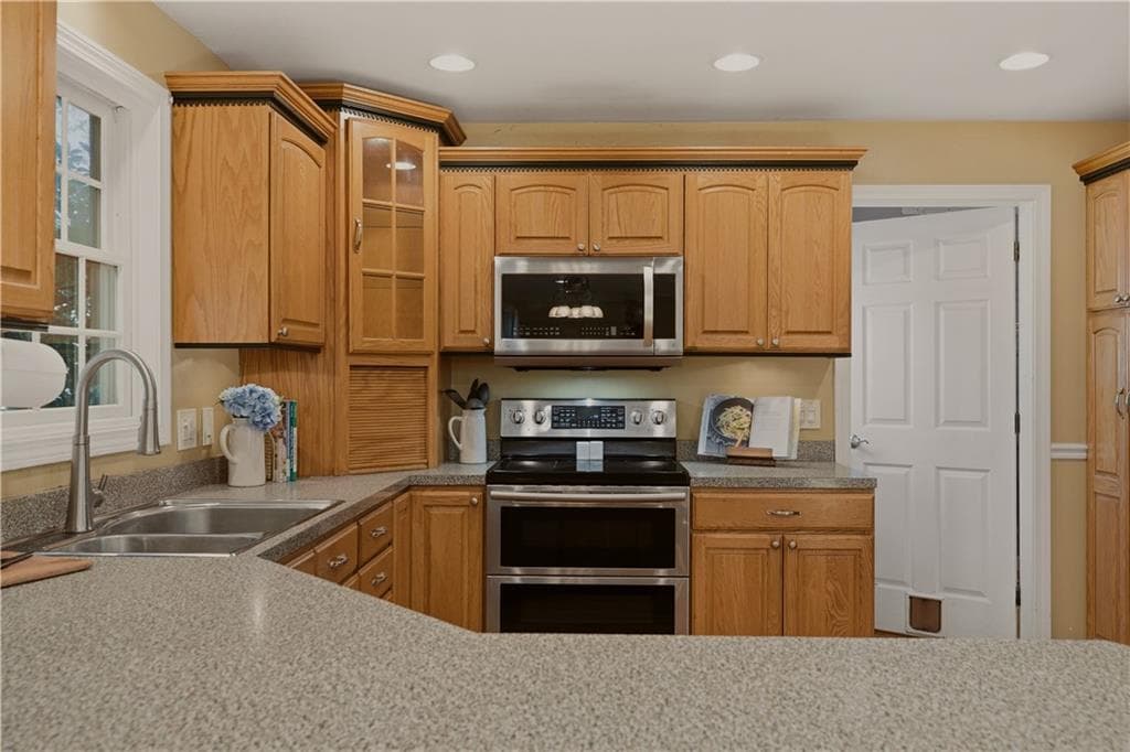 Single Family Residence at 69 Carriage Drive, Portsmouth, photo 9 of 50