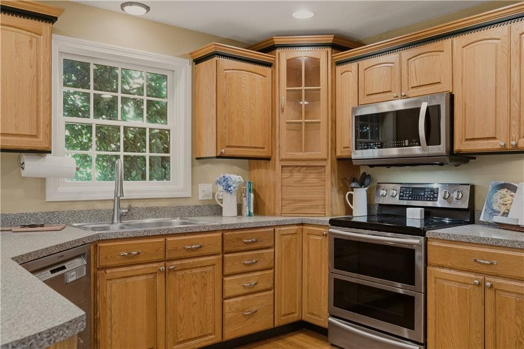 Single Family Residence at 69 Carriage Drive, Portsmouth, photo 10 of 50