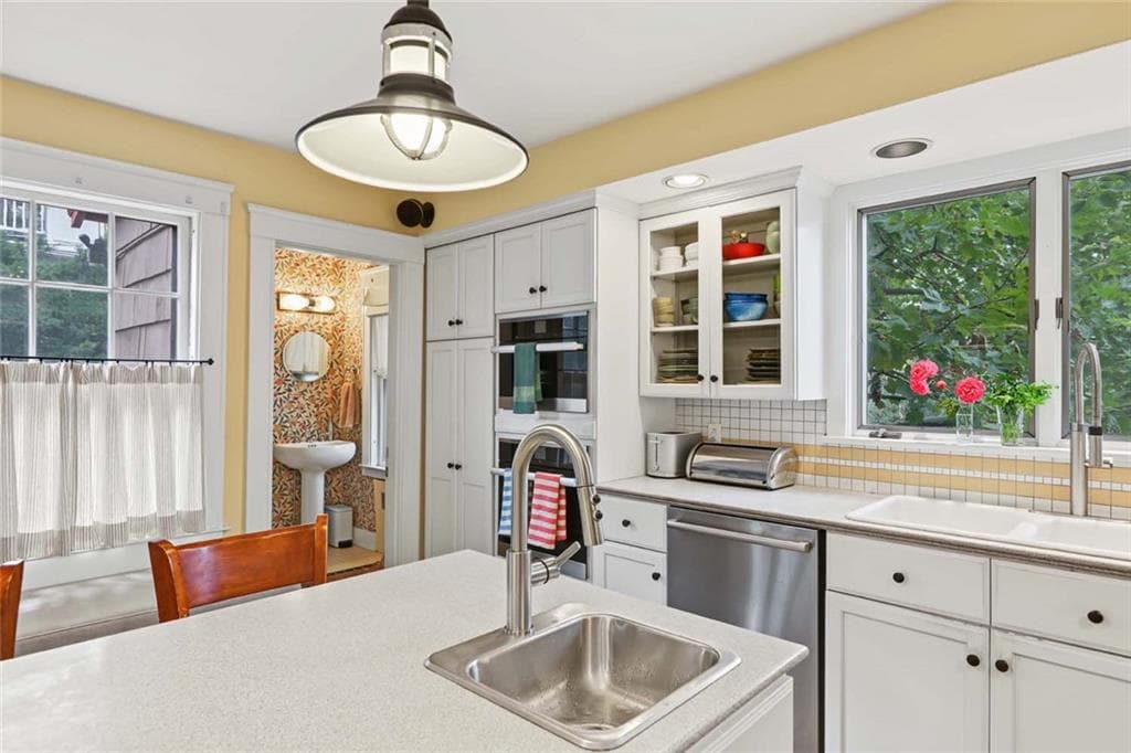 Single Family Residence at 366 Morris Avenue, Providence, photo 20 of 49
