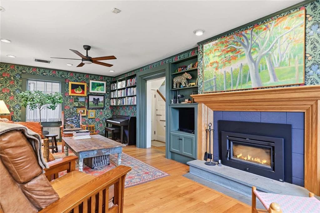 Single Family Residence at 366 Morris Avenue, Providence, photo 9 of 49