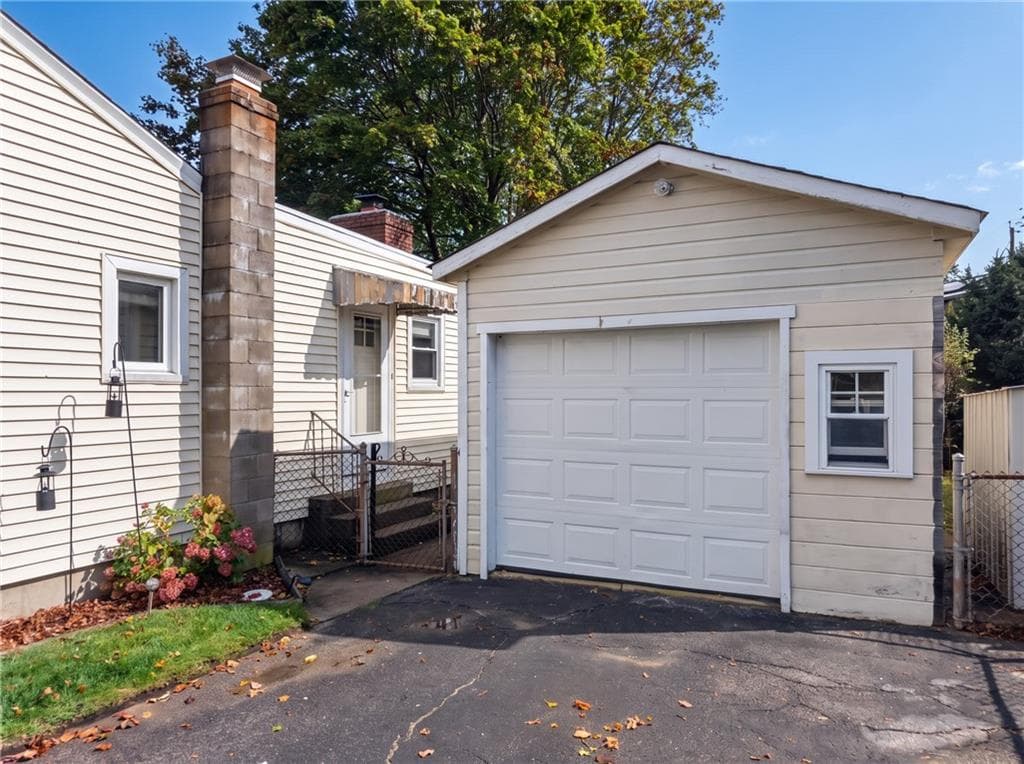 Single Family Residence at 44 Meadow Drive, West Warwick, photo 4 of 49
