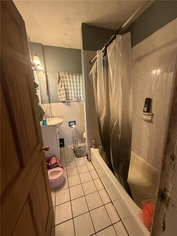 Single Family Residence at 287 Sayles Street, Providence, photo 6 of 24