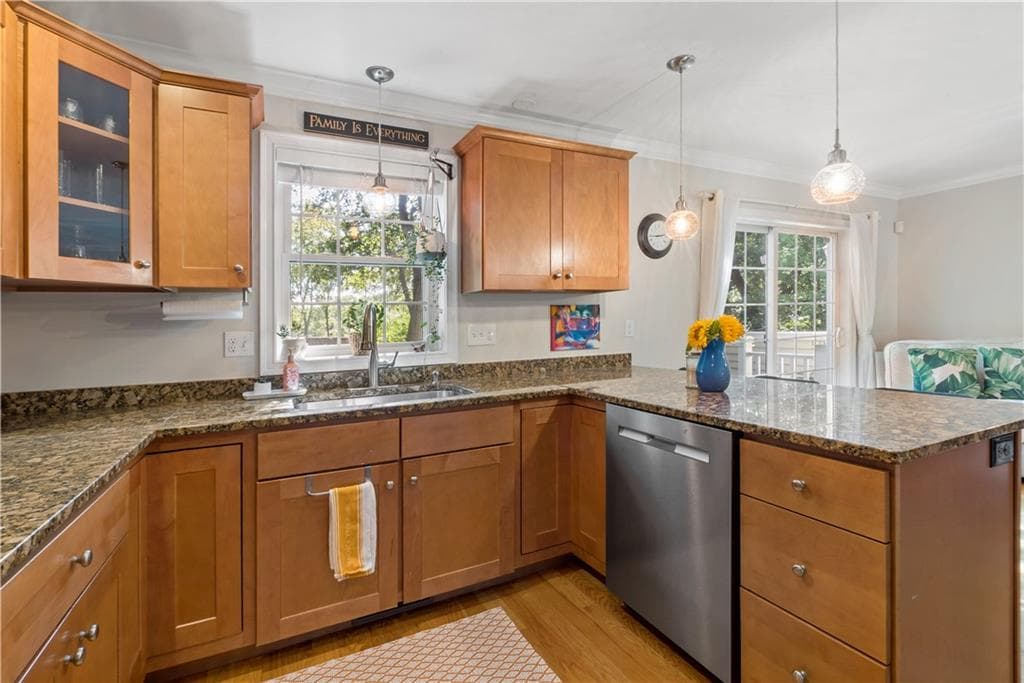 Condominium at 53 Vine Street, East Greenwich, photo 6 of 31