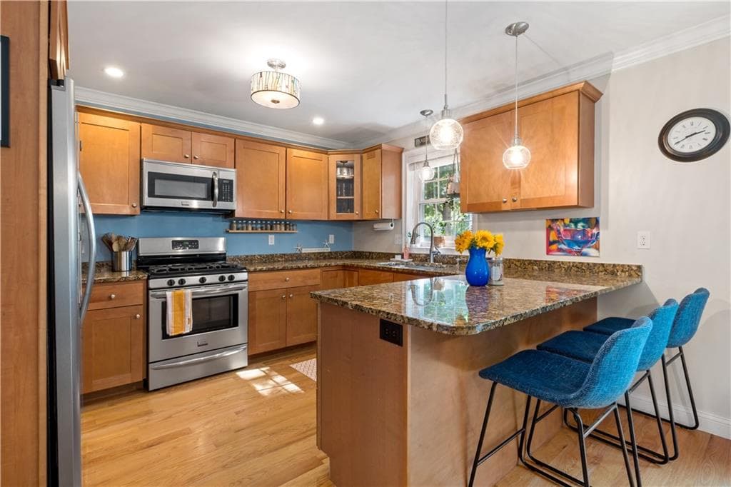 Condominium at 53 Vine Street, East Greenwich, photo 4 of 31