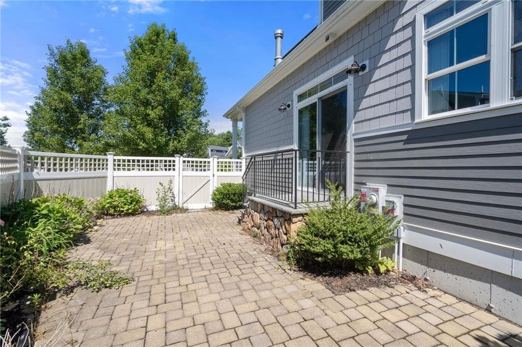 Single Family Residence at 13 Boyde's Crossing, Norfolk, photo 5 of 38