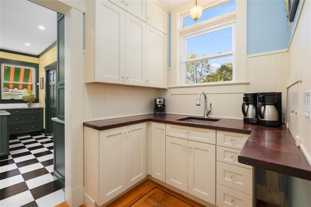Single Family Residence at 103 Glen Road, Woonsocket, photo 10 of 50