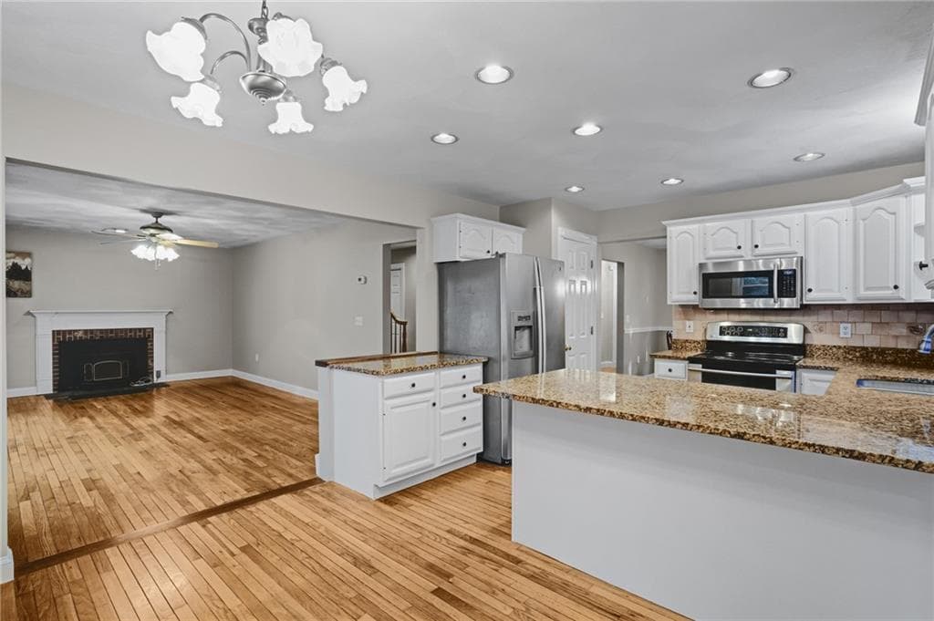 Single Family Residence at 8 Twilight Trail, Richmond, photo 14 of 48