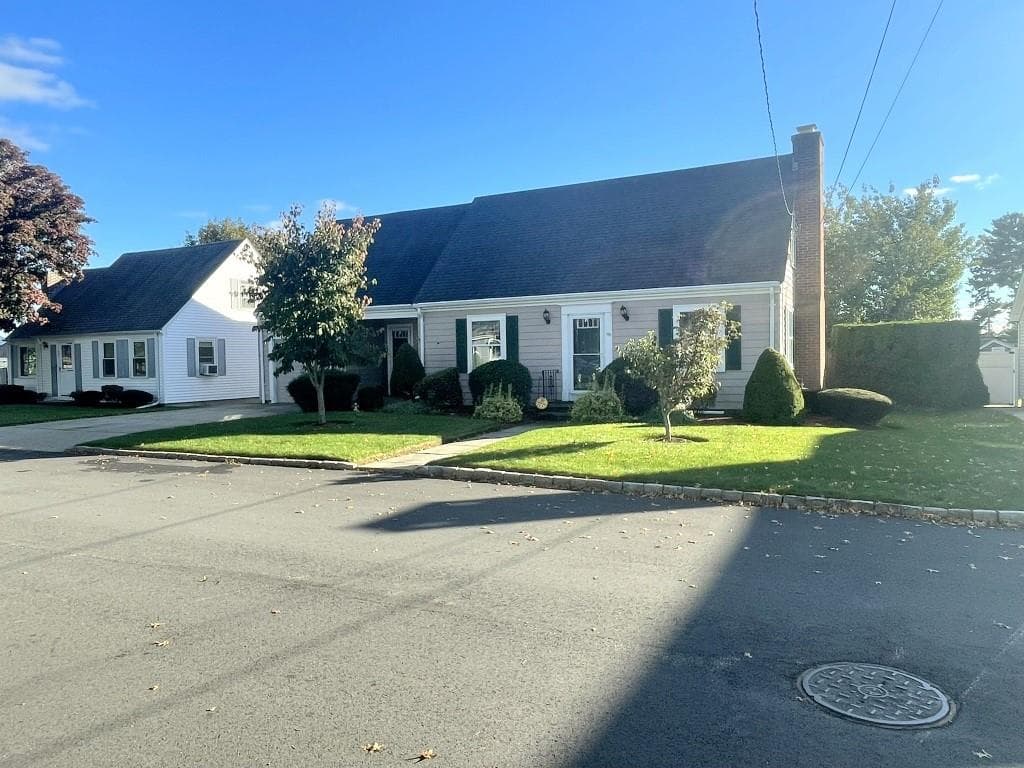 Single Family Residence at 103 Greenwich Avenue, East Providence, photo 6 of 37