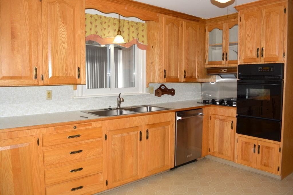 Single Family Residence at 103 Greenwich Avenue, East Providence, photo 12 of 37
