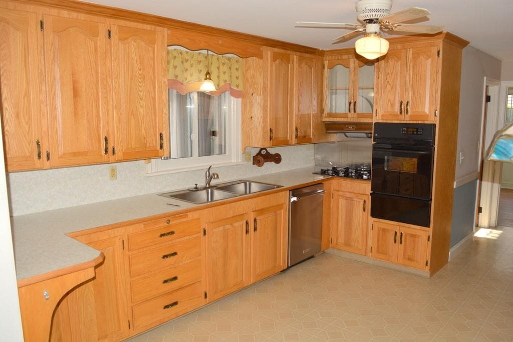 Single Family Residence at 103 Greenwich Avenue, East Providence, photo 9 of 37